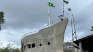 Jailson Gomes, um vigia de 52 anos, dedica-se à construção do Titanic, que já se tornou um símbolo de criatividade e persistência. - Divulgação