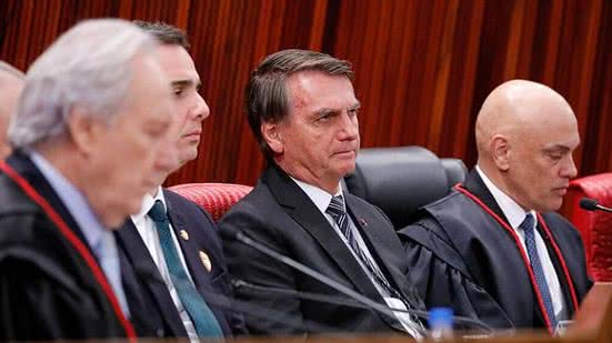 O ex-presidente Jair Bolsonaro e outros sete réus enfrentam acusações graves; descubra os detalhes do processo judicial. - Divulgação