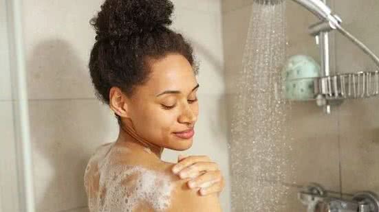 Aprenda a transformar seu banho noturno em um ritual de autocuidado que potencializa o relaxamento e o sono. - Divulgação