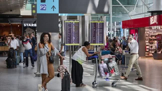 Entenda as razões por trás do retorno das restrições de líquidos e como isso afeta suas viagens para a Europa. - Divulgação