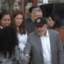 Durante o evento, Alessandra e Yasmin foram chamadas ao palco por representantes da associação local e chegaram a cumprimentar o presidente - Reprodução/Internet