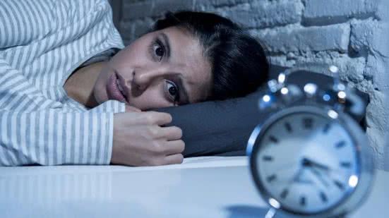 Diferente de tratamentos tradicionais, o lemborexante bloqueia receptores da hipocretina, permitindo induzir o sono sem desregular a atividade cerebral. - Divulgação