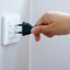 Esse tipo de tomada não precisa de uma instalação embutida. Além disso, elas podem ser fixadas de forma rápida e segura na sua casa - Reprodução/Shutterstock