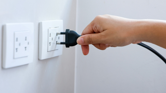 Esse tipo de tomada não precisa de uma instalação embutida. Além disso, elas podem ser fixadas de forma rápida e segura na sua casa - Reprodução/Shutterstock