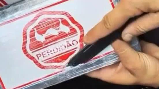 A droga estava escondida em um compartimento falso de um caminhão, revelando a criatividade do tráfico de drogas. - Divulgação