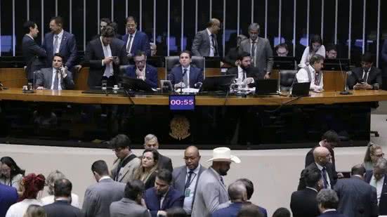 A votação da PEC foi marcada por negociações e protestos, refletindo a tensão política em torno da proteção dos parlamentares. - Divulgação