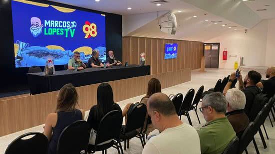 Com o programa 'Tocando a Bola', a 98FM se destaca como a única rádio com estrutura na Arena das Dunas, oferecendo uma experiência única aos torcedores. - Divulgação