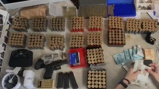 Foram apreendidas três armas de fogo, munições e valores em espécie, sendo R$ 28.050,00 e US$ 15.100,00 - Divulgação/Polícia Civil do RN