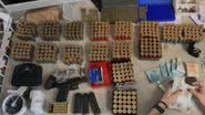 Foram apreendidas três armas de fogo, munições e valores em espécie, sendo R$ 28.050,00 e US$ 15.100,00 - Divulgação/Polícia Civil do RN