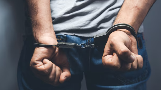 O homem foi conduzido à delegacia, onde foi autuado em flagrante - Reprodução/Freepik