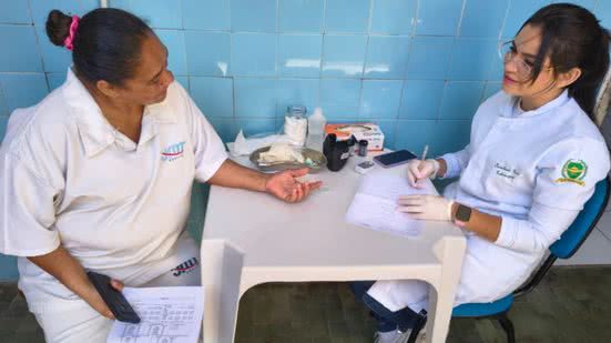 O destaque da ação é a realização do exame citopatológico (papanicolau), essencial para identificar precocemente alterações no útero e prevenir o câncer cervical - Divulgação/SMS