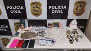 Entre os materiais apreendidos estão: uma arma de fogo caseira, 155 pedras de crack, uma pedra maior da mesma droga, 11 porções grandes de maconha e 23 porções de pó semelhante à cocaína - Divulgação/Polícia Civil do RN