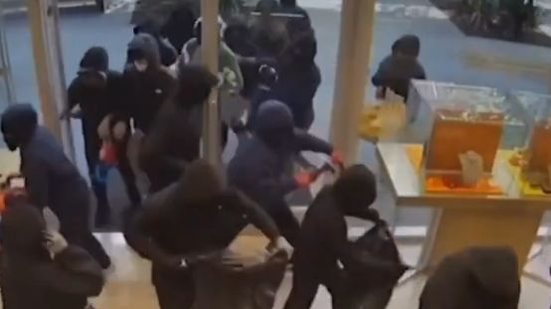 Equipes policiais chegaram a perseguir alguns carros suspeitos, mas a operação foi interrompida devido ao risco para a segurança pública - Reprodução/Internet