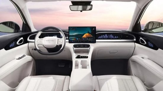 O Geely EX2 chega para competir com modelos como BYD Dolphin e GWM Ora 03, reforçando a presença da indústria automotiva chinesa no Brasil. - Divulgação
