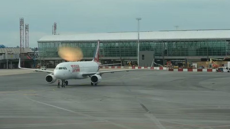 Aeroporto de Bruxelas informa que procedimentos de check-in agora são manuais devido a falhas em sistemas automatizados. - Reprodução
