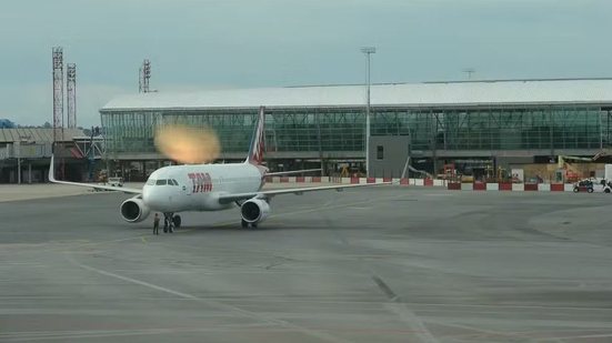 Aeroporto de Bruxelas informa que procedimentos de check-in agora são manuais devido a falhas em sistemas automatizados. - Reprodução