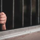 Policiais militares resgataram um jovem em condições de maus-tratos no bairro Bom Pastor, em Natal, após denúncia da comunidade. - Reprodução