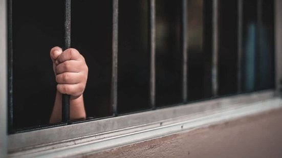 Policiais militares resgataram um jovem em condições de maus-tratos no bairro Bom Pastor, em Natal, após denúncia da comunidade. - Reprodução