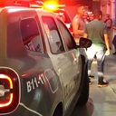 Após denúncia de tráfico, a polícia enfrentou resistência armada, resultando em um ferido e na fuga dos suspeitos envolvidos. - Divulgação