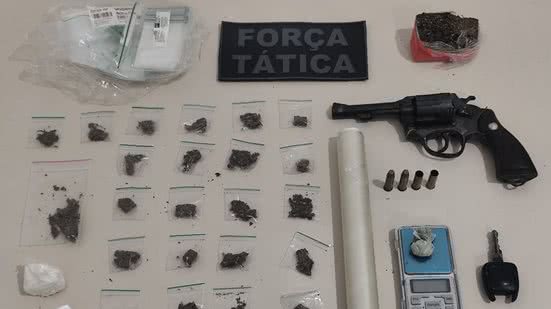 Todo o material apreendido e os suspeitos foram encaminhados à Delegacia de Polícia Civil para os procedimentos legais. - Divulgação