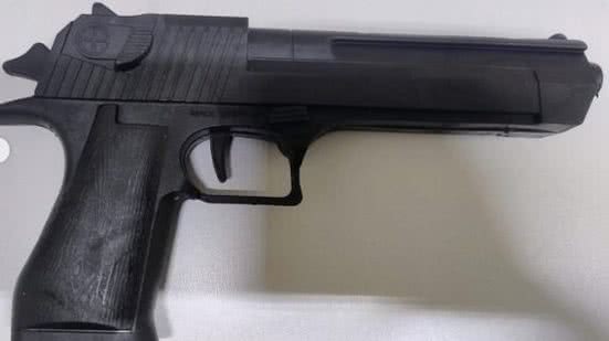 A abordagem resultou na detenção de dois suspeitos e na apreensão de um simulacro de pistola, além da motocicleta irregular. - Divulgação/PMRN