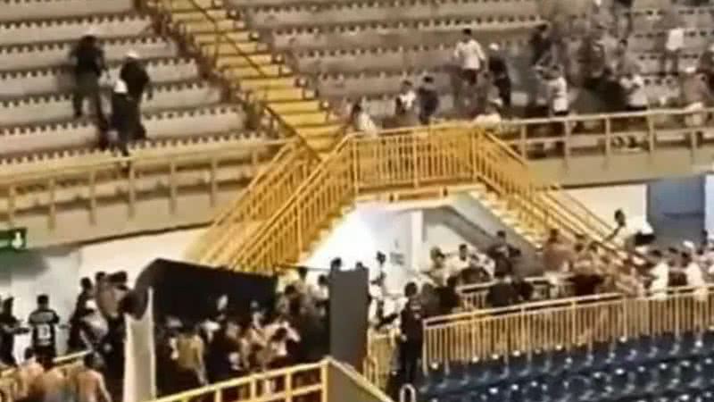 Confronto entre torcedores de Ceará e Fortaleza resulta na suspensão do jogo de futsal no Ginásio Paulo Sarasate, em Fortaleza. - Reprodução