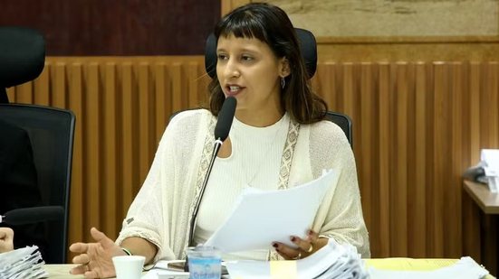 O relator Fúlvio Saulo apresenta relatório preliminar e define próximos passos do processo contra a vereadora Brisa Bracchi. - Reprodução