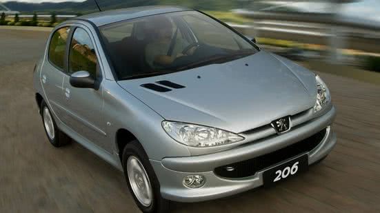 6 carros usados de até R$ 15 mil que ainda valem o investimento em 2025