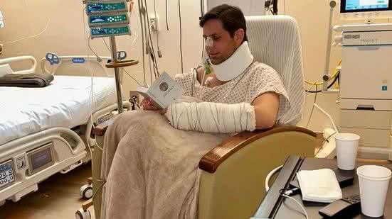 Rafael Motta surge lendo em primeira foto depois de internação em São Paulo - Reprodução