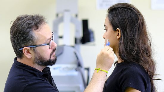 Jason manuseia protótipo em paciente - Cícero Oliveira – Agecom/UFRN