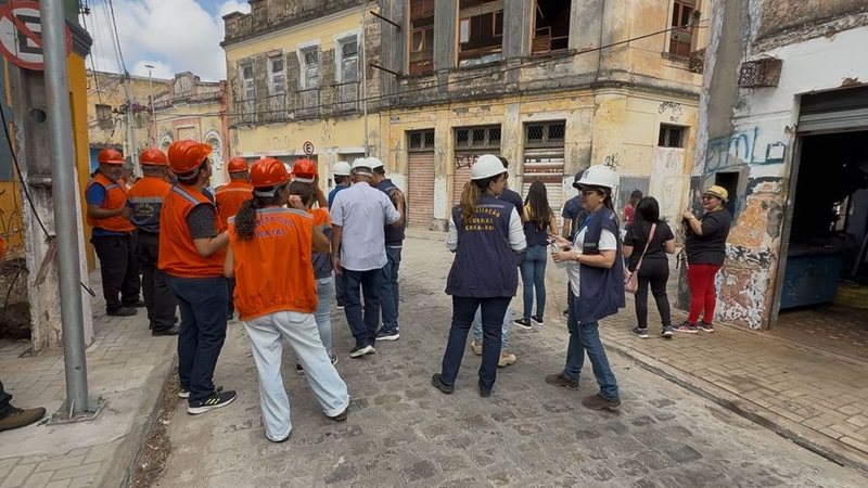 A vistoria, que contou com a participação de diversas instituições, busca identificar fachadas em risco e prevenir acidentes futuros. - Divulgação