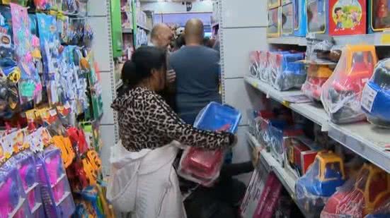 Movimento intenso nas lojas físicas na véspera do Dia das Crianças mostra o resgate do interesse por brinquedos tradicionais entre os consumidores. - Reprodução: SBT
