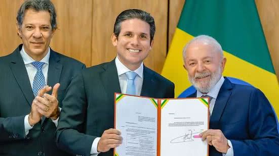 Ministro Fernando Haddad, Motta e Lula no último mês de março, durante cerimônia que marcou o envio do projeto da isenção ao Congresso — Foto: Ricardo Stuckert/PR - Ricardo Stuckert/PR