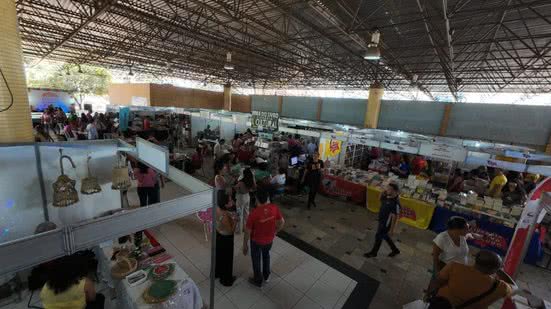 A feira é uma iniciativa da Uern e da Secretaria de Educação, destacando o papel da universidade na promoção da cultura na região. - Divulgação