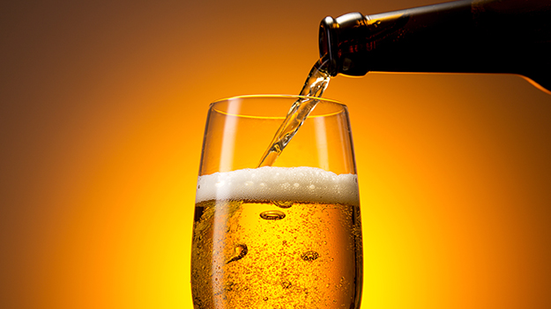 O grupo em questão foi flagrado no dia 23 de setembro trocando rótulos e tampas de marcas conhecidas de cerveja - Reprodução/Internet
