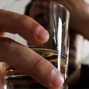 Especialistas recomendam cuidados ao consumir bebidas, como verificar lacres e evitar preços muito baixos para prevenir intoxicações. - Divulgação
