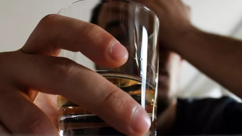Especialistas recomendam cuidados ao consumir bebidas, como verificar lacres e evitar preços muito baixos para prevenir intoxicações. - Divulgação