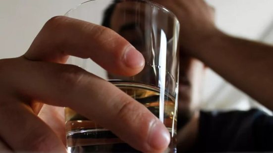 Especialistas recomendam cuidados ao consumir bebidas, como verificar lacres e evitar preços muito baixos para prevenir intoxicações. - Divulgação