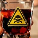 Sinais como lacres danificados, tampas abertas ou rótulos de má qualidade podem indicar falsificação do produto - Reprodução/Inteligência Artificial