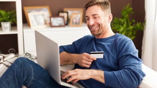 Entre as fraudes mais comuns estão a coleta de informações pessoais, a invasão de contas e os anúncios falsos - Reprodução/Freepik