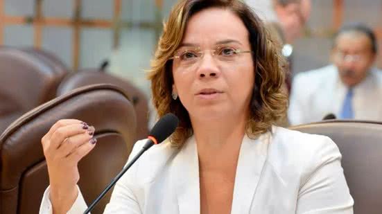 Larissa tem se posicionado criticamente em relação ao sistema político e busca reconectar-se com sua base após anos de afastamento. - Reprodução/Internet