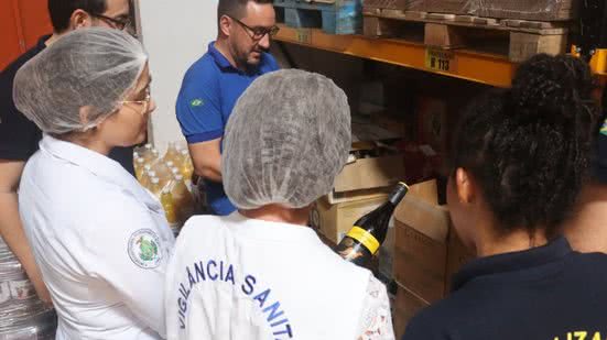 Para evitar riscos, a Vigilância Sanitária recomenda verificar sempre se a embalagem possui lacre - Reprodução/SMS