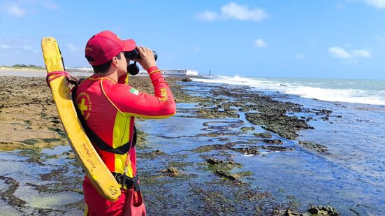 Corpo de Bombeiros retoma buscas por marinheiro desaparecido em praia de Natal