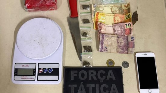 Após a detenção, o jovem foi levado à Delegacia de Plantão, onde permanece à disposição da Justiça com os materiais apreendidos. - PMRN