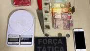 Após a detenção, o jovem foi levado à Delegacia de Plantão, onde permanece à disposição da Justiça com os materiais apreendidos. - PMRN