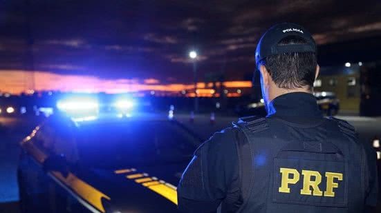 Um homem de 58 anos foi preso após acidente na BR-101, onde foram encontradas três armas em seu veículo, incluindo um revólver calibre 38. - Divulgação: PRF