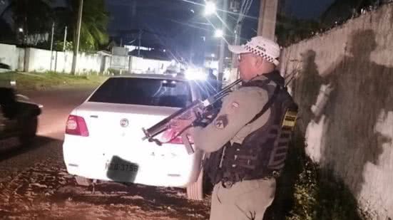 A mãe do jovem, de 45 anos, foi detida após permitir que seu filho dirigisse, violando o Código de Trânsito Brasileiro. - Reprodução: CPRE