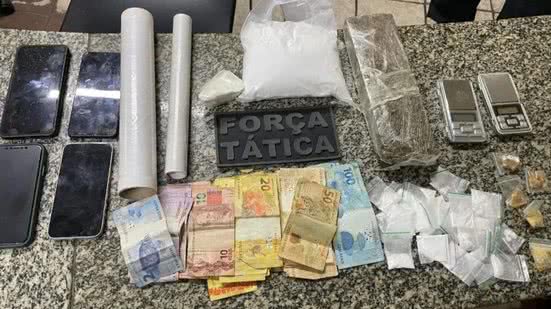 Suspeitos detidos e materiais apreendidos foram levados à Delegacia de Plantão em Mossoró para investigação. - Reprodução polícia