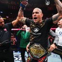 Com um nocaute em apenas 1 minuto e 20 segundos, Poatan mostra sua força e recupera o cinturão peso-meio-pesado no UFC 320. - Divulgação: Jeff Bottari/Zuffa LLC