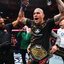 Com um nocaute em apenas 1 minuto e 20 segundos, Poatan mostra sua força e recupera o cinturão peso-meio-pesado no UFC 320. - Divulgação: Jeff Bottari/Zuffa LLC